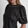 Camiseta con mini volantes y tachuelas Camiseta con mini volantes y tachuelas
