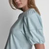 Camiseta con mini volantes y tachuelas Camiseta con mini volantes y tachuelas