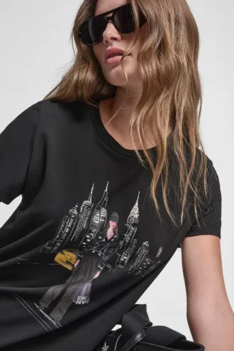 Camiseta motera con tachuelas y estampado