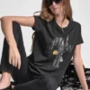 Camiseta motera con tachuelas y estampado Camiseta motera con tachuelas y estampado
