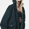 Chaqueta bomber de cuello alto con capucha