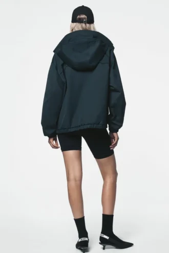 Chaqueta bomber de cuello alto con capucha