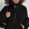 Chaqueta de sherpa con cremallera y cuello con hebillas