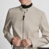 Chaqueta motera de piel sintética con cuello abotonado Chaqueta motera de piel sintética con cuello abotonado