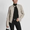 Chaqueta motera de piel sintética con cuello abotonado Chaqueta motera de piel sintética con cuello abotonado
