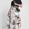 Falda midi con estampado de periódico