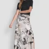 Falda midi con estampado de periódico