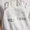 Jersey con logo DKNY 1989 con tachuelas Jersey con logo DKNY 1989 con tachuelas