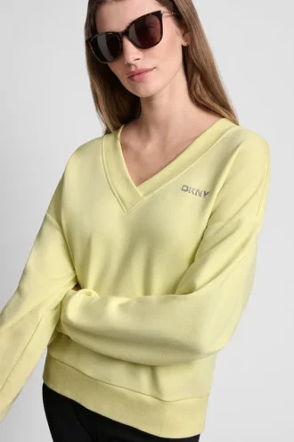 Jersey de cuello en V con logotipo metálico en relieve