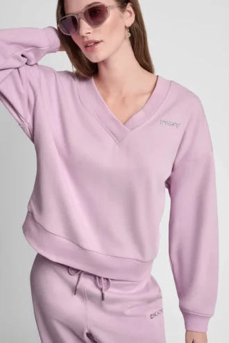Jersey de cuello en V con logotipo metálico en relieve