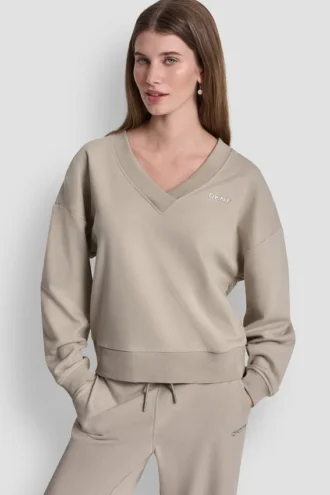 Jersey de cuello en V con logotipo metálico en relieve