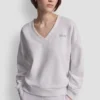 Jersey de cuello en V con logotipo metálico en relieve Jersey de cuello en V con logotipo metálico en relieve
