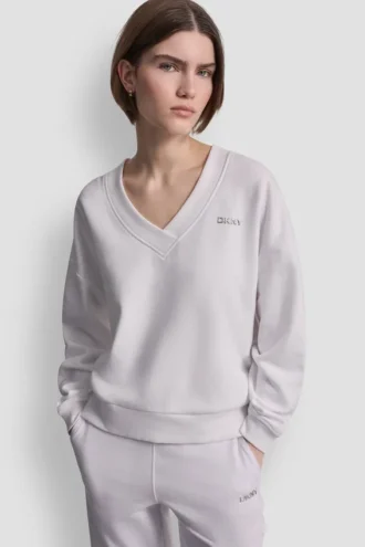 Jersey de cuello en V con logotipo metálico en relieve