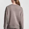 Jersey de cuello en V con logotipo metálico en relieve Jersey de cuello en V con logotipo metálico en relieve