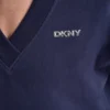 Jersey de cuello en V con logotipo metálico en relieve Jersey de cuello en V con logotipo metálico en relieve