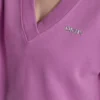 Jersey de cuello en V con logotipo metálico en relieve Jersey de cuello en V con logotipo metálico en relieve