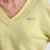 Jersey de cuello en V con logotipo metálico en relieve Jersey de cuello en V con logotipo metálico en relieve