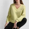 Jersey de cuello en V con logotipo metálico en relieve Jersey de cuello en V con logotipo metálico en relieve