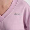 Jersey de cuello en V con logotipo metálico en relieve Jersey de cuello en V con logotipo metálico en relieve
