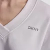 Jersey de cuello en V con logotipo metálico en relieve Jersey de cuello en V con logotipo metálico en relieve
