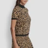 Jerséis de jacquard con estampado de leopardo, cuello alto y mangas casquillo Jerséis de jacquard con estampado de leopardo, cuello alto y mangas casquillo