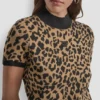 Jerséis de jacquard con estampado de leopardo, cuello alto y mangas casquillo Jerséis de jacquard con estampado de leopardo, cuello alto y mangas casquillo