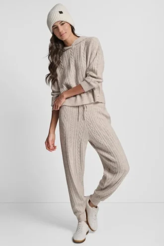 Jerséis de punto trenzado y pantalones Jogger
