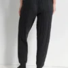 Jerséis de punto trenzado y pantalones Jogger
