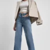 Pantalón de talle alto y pierna ancha con bolsillos de parche