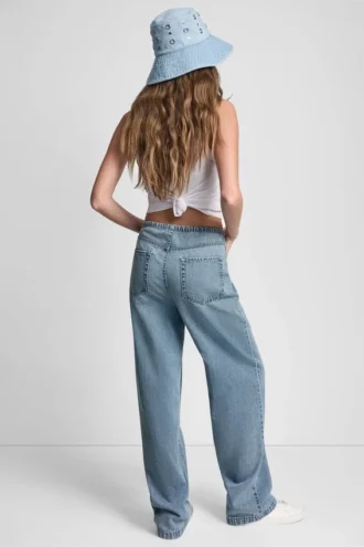 Pantalón de talle medio, corte recto holgado con cordones