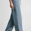 Pantalón de talle medio, corte recto holgado con cordones