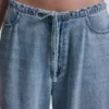 Pantalón de talle medio, corte recto holgado con cordones