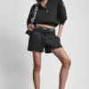 Pantalones cortos de chándal de talle alto con logo en la cintura Pantalones cortos de chándal de talle alto con logo en la cintura