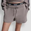 Pantalones cortos de chándal de talle alto con logo en la cintura Pantalones cortos de chándal de talle alto con logo en la cintura