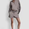 Pantalones cortos de chándal de talle alto con logo en la cintura Pantalones cortos de chándal de talle alto con logo en la cintura