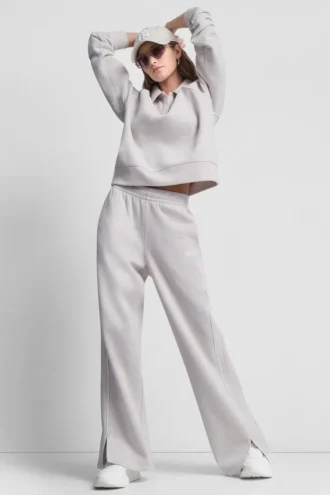 pantalones de chndal de talle alto con ribetes 1 330x495 - Pantalones de ch&aacute;ndal de talle alto con ribetes