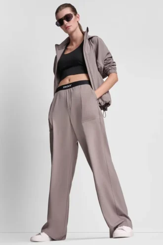 Pantalones de talle alto con logo en la cintura y pierna ancha
