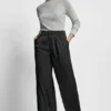Pantalones de talle alto con pliegues y pierna ancha Pantalones de talle alto con pliegues y pierna ancha