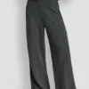 Pantalones de talle alto y pierna ancha Pantalones de talle alto y pierna ancha