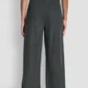 Pantalones de talle alto y pierna ancha Pantalones de talle alto y pierna ancha