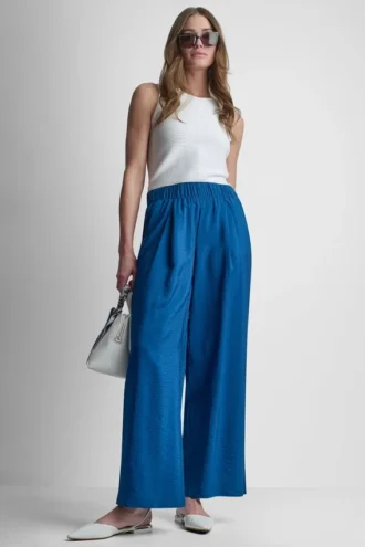 Pantalones de talle medio y pierna ancha