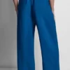 Pantalones de talle medio y pierna ancha Pantalones de talle medio y pierna ancha