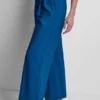 Pantalones de talle medio y pierna ancha Pantalones de talle medio y pierna ancha