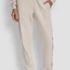 Pantalones jogger de talle alto con logo universitario de pedrería en relieve con corte holgado Pantalones jogger de talle alto con logo universitario de pedrería en relieve con corte holgado