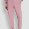 Pantalones jogger de talle alto con logo universitario de pedrería en relieve con corte holgado Pantalones jogger de talle alto con logo universitario de pedrería en relieve con corte holgado