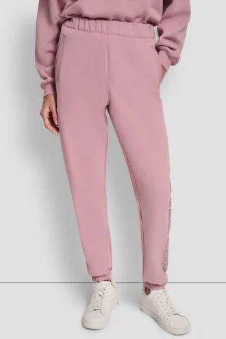 Pantalones jogger de talle alto con logo universitario de pedrería en relieve con corte holgado