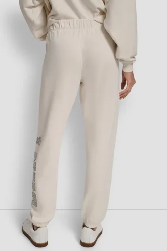 Pantalones jogger de talle alto con logo universitario de pedrería en relieve con corte holgado