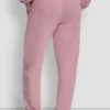 Pantalones jogger de talle alto con logo universitario de pedrería en relieve con corte holgado Pantalones jogger de talle alto con logo universitario de pedrería en relieve con corte holgado