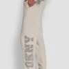 Pantalones jogger de talle alto con logo universitario de pedrería en relieve con corte holgado Pantalones jogger de talle alto con logo universitario de pedrería en relieve con corte holgado
