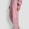 Pantalones jogger de talle alto con logo universitario de pedrería en relieve con corte holgado Pantalones jogger de talle alto con logo universitario de pedrería en relieve con corte holgado